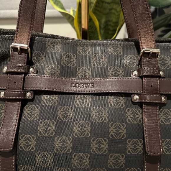 Loewe Anagram Shoulder Bag with COA & generic dustbag - Picture 4 of 16